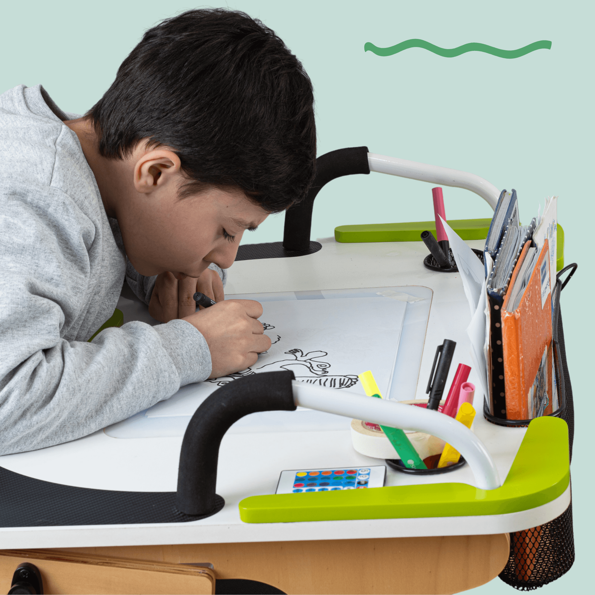 Mesa Robbina con materiales para juego y aprendizaje.