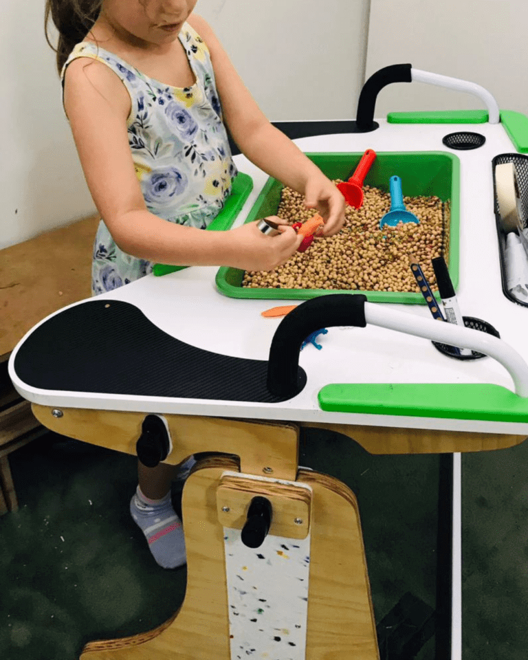 Actividad con contenedor sensorial en la Mesa Robbina.