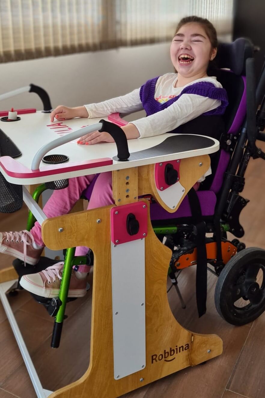 Emilia usando su Mesa Robbina