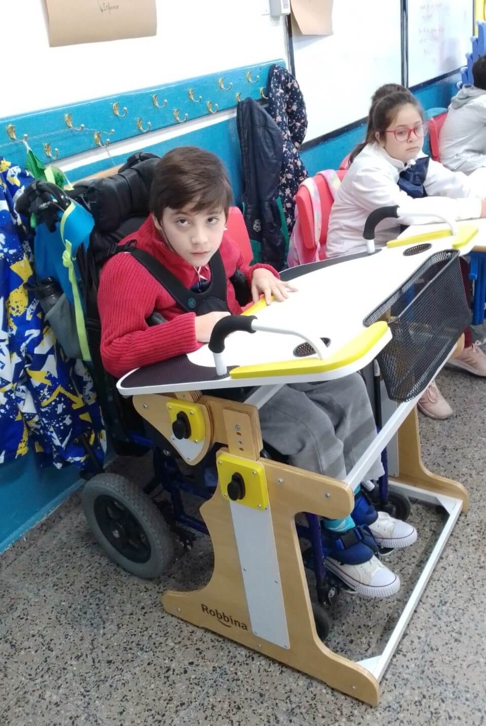 Nico usando la Mesa Robbina en la escuela